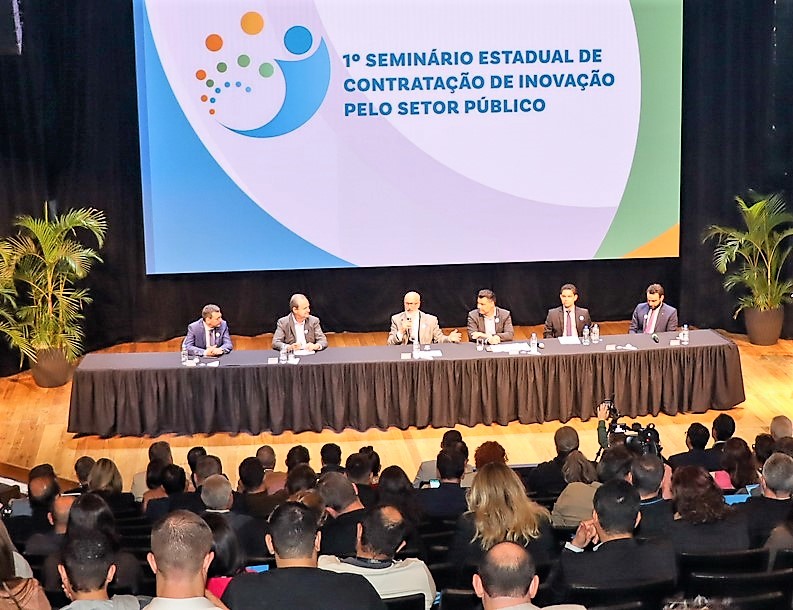 O presidente do TCE-PR, conselheiro Fernando Guimarães, participa da abertura do 1º Seminário Estadual de Contratação de Inovação pelo Setor Público, realizado em Curitiba. Foto: Fabiano Contador/Divulgação TCE-PR