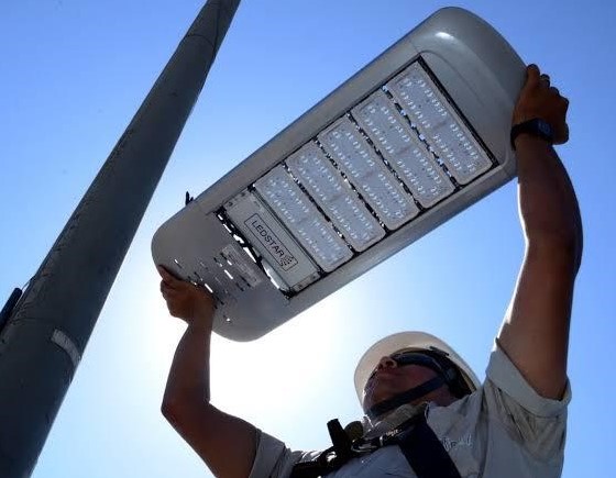 Instalação de lâmpada de LED em sistema de iluminação pública. Foto: Divulgação