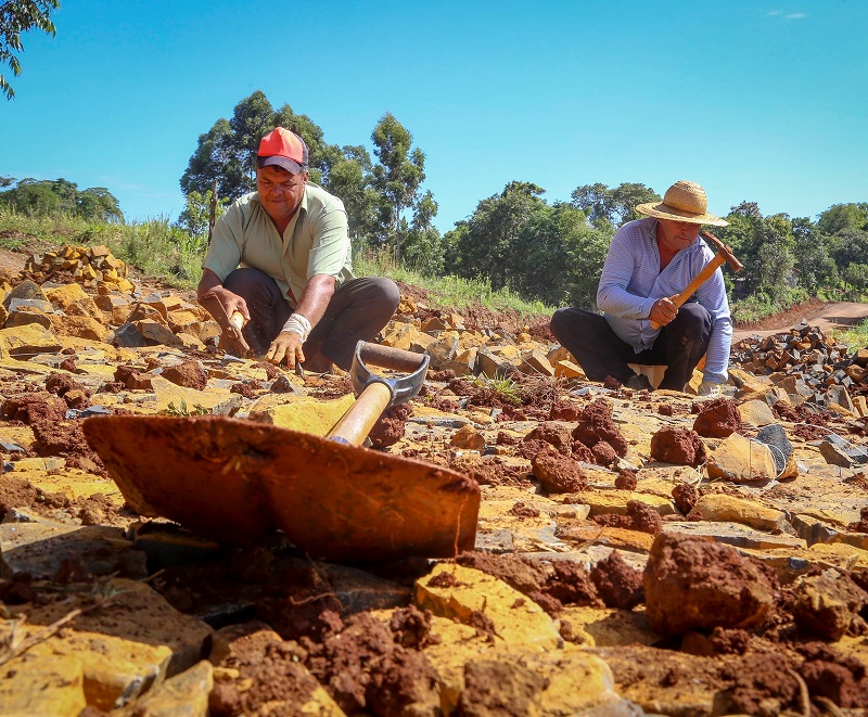 Obra de pavimentação, com pedras poliédricas, de estrada rural no Município de Nova Laranjeiras (Centro-Sul), por meio do Programa Estradas da Integração, custeado pelo Fundo de Equipamento Agropecuário do Estado do Paraná (Feap-PR). Foto: Gilson Abreu/Agência Estadual de Notícias (AEN)