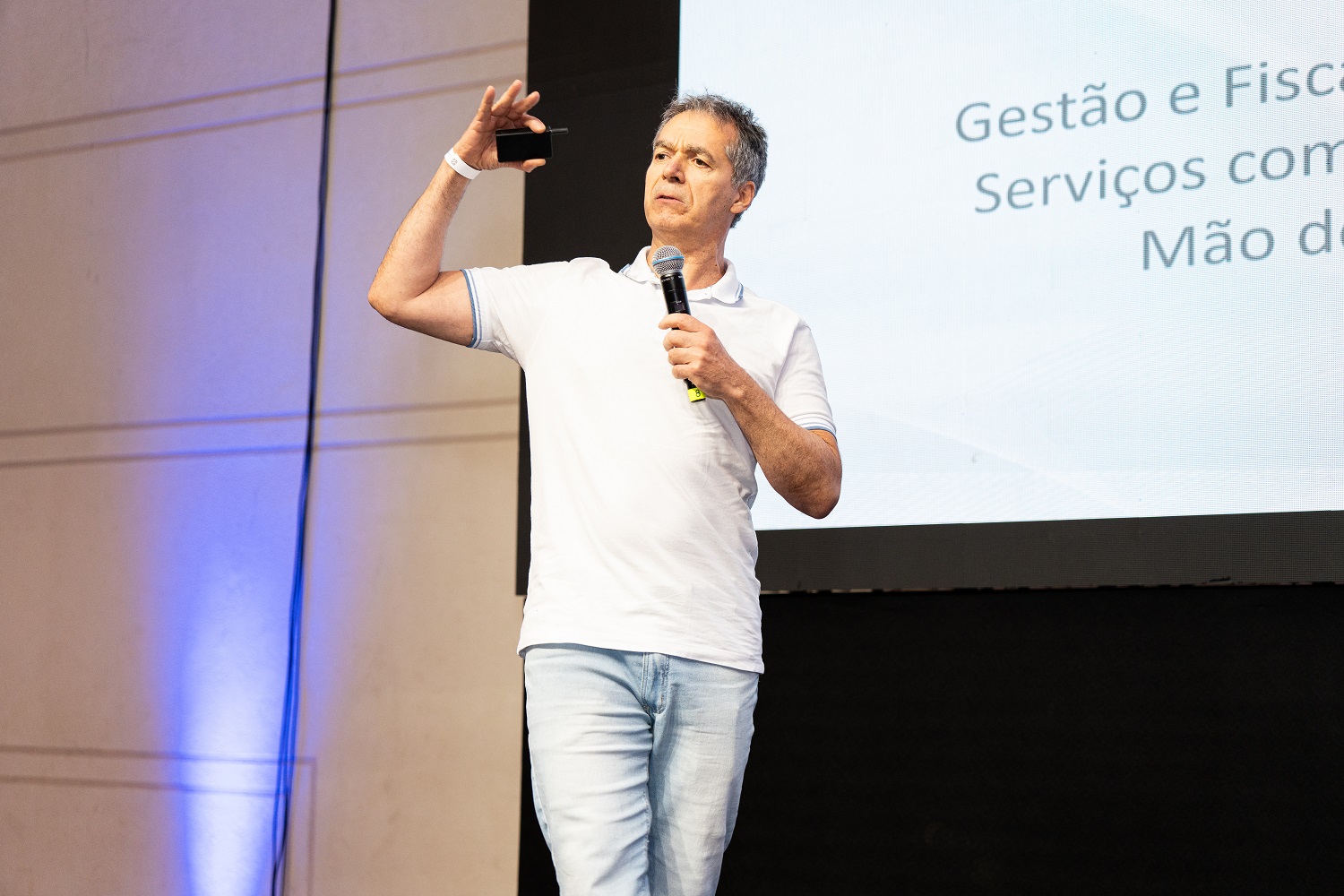 O inspetor da Segunda Inspetoria de Controle Externo (2ª ICE) do Tribunal de Contas do Estado do Paraná (TCE-PR), Carlos Eduardo de Moura, ministra curso sobre fiscalização de contratos para diretores e servidores de escolas estaduais em Foz do Iguaçu nesta quarta-feira (24 de setembro)