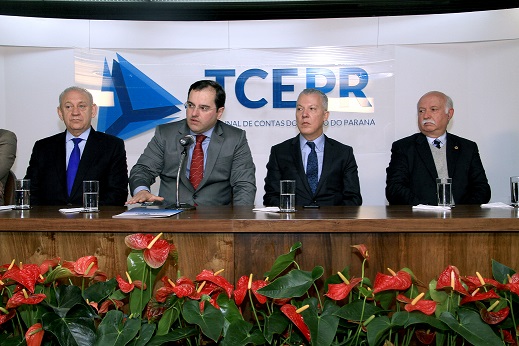Da esquerda para a direita: deputado estadual Ademar Traiano, presidente da ALEP; conselheiro Ivan Bonilha, presidente do TCE-PR; o palestrante Marçal Justen Filho; e Paulo Roberto Vasconcelos, presidente do TJ-PR
