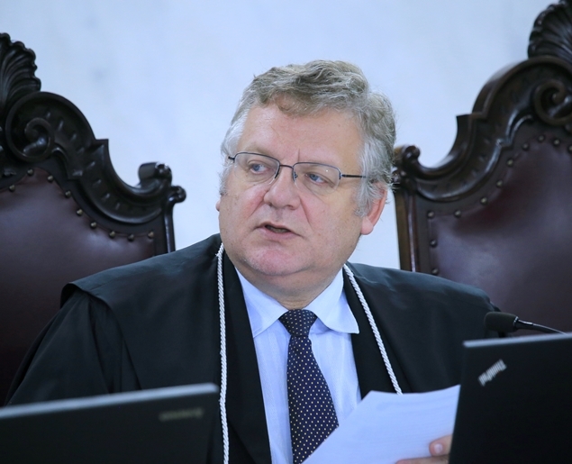 O auditor Cláudio Kania relata processo em sessão deliberativa do TCE-PR. Foto: Wagner Araújo/Divulgação TCE-PR