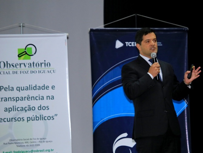 O coordenador-geral de Fiscalização do TCE-PR, Rafael Ayres, no curso sobre Plano Anual de Fiscalização e Prestação de Contas, realizado em Foz do Iguaçu. Foto: Wagner Araújo/Divulgação TCE-PR
