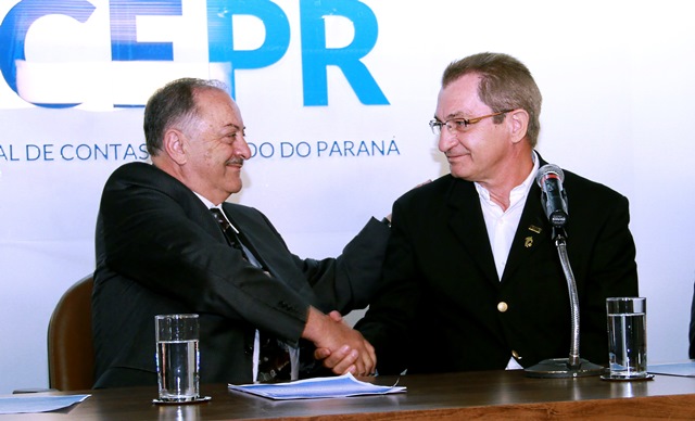 O presidente do TCE, conselheiro Artagão de Mattos Leão, e o frei Nelson José Hillesheim, reitor da FAE