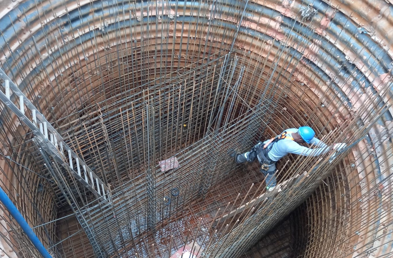 Obra de ampliação da rede de esgoto na cidade de Castro, realizada pela Companhia de Saneamento do Paraná (Sanepar)