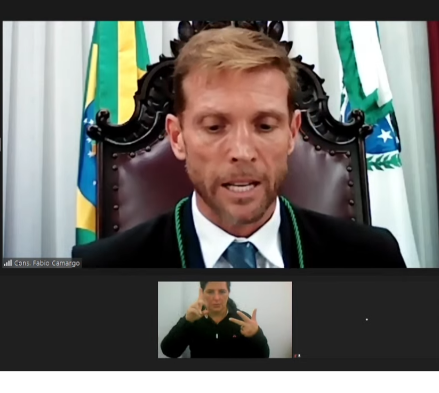 Tradução para Libras, a Língua Brasileira de Sinais, da sessão ordinária nº 10/2021 do Tribunal Pleno, realizada por videoconferência em 28 de abril, sob a presidência do conselheiro Fabio Camargo. Imagem: Reprodução/YouTube