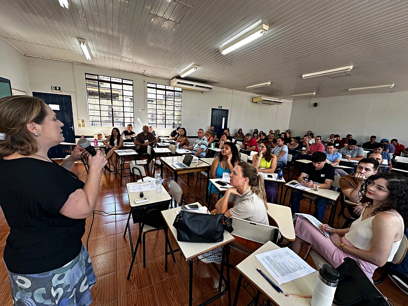 A auditora de controle externo Danielle Urban ministra palestra na oficina sobre Despesas de Pessoal, realizada em Foz do Iguaçu. Foto: Marcelo Lancia/TCE-PR
