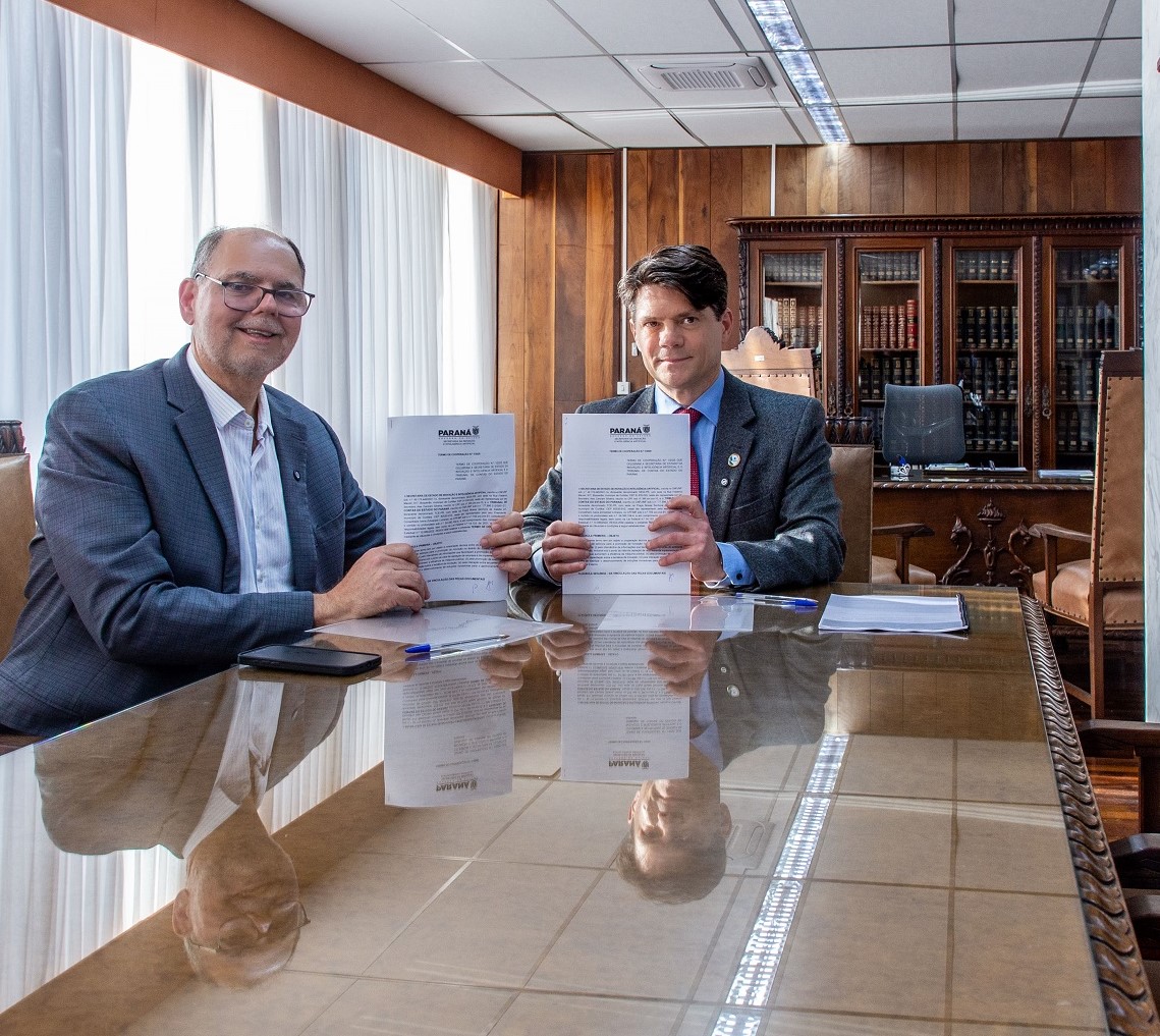 O presidente do Tribunal de Contas do Estado do Paraná (TCE-PR), conselheiro Ivens Linhares, assina Termo de Cooperação com o secretário de Estado da Inovação e Inteligência Artificial (Seia-PR), Alex Canziani, na sede da Corte nesta terça-feira (2 de setembro)