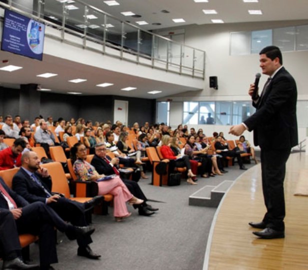O ouvidor do TCE-PR, Patrick Machado, ministra palestra no 4º Encontro de Ouvidorias, em Fortaleza. Foto: Divulgação TCE-CE