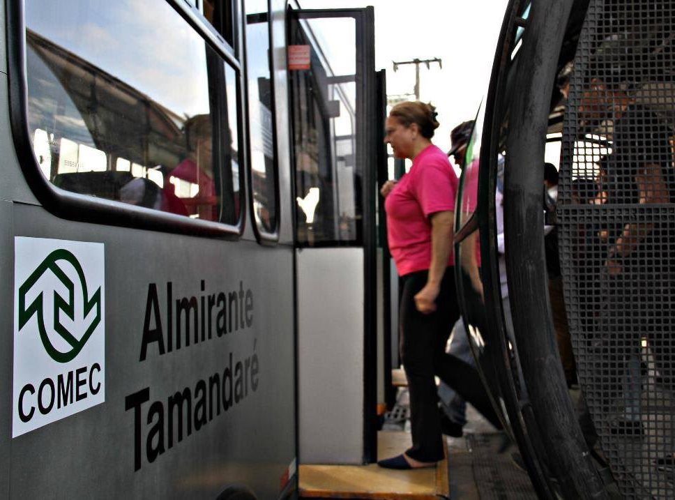 Ônibus que integra o sistema de transporte público da Região Metropolitana de Curitiba, administrado pela Comec, faz operação de embarque e desembarque em estação tubo da capital. Foto: Agência Estadual de Notícias/Divulgação