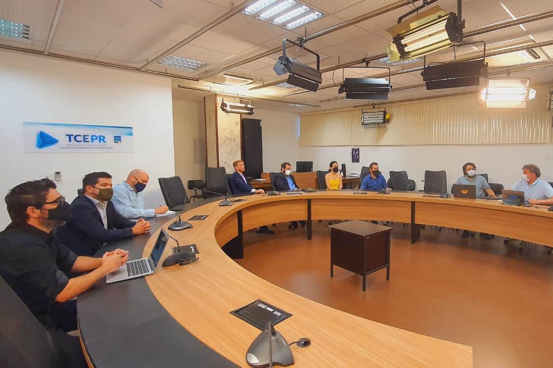 Gestores do TCE-PR em reunião na qual foi apresentado   um sistema inovador de geolocalização, que pode auxiliar na fiscalização remota em todo o Paraná. Foto: Divulgação/TCE-PR
