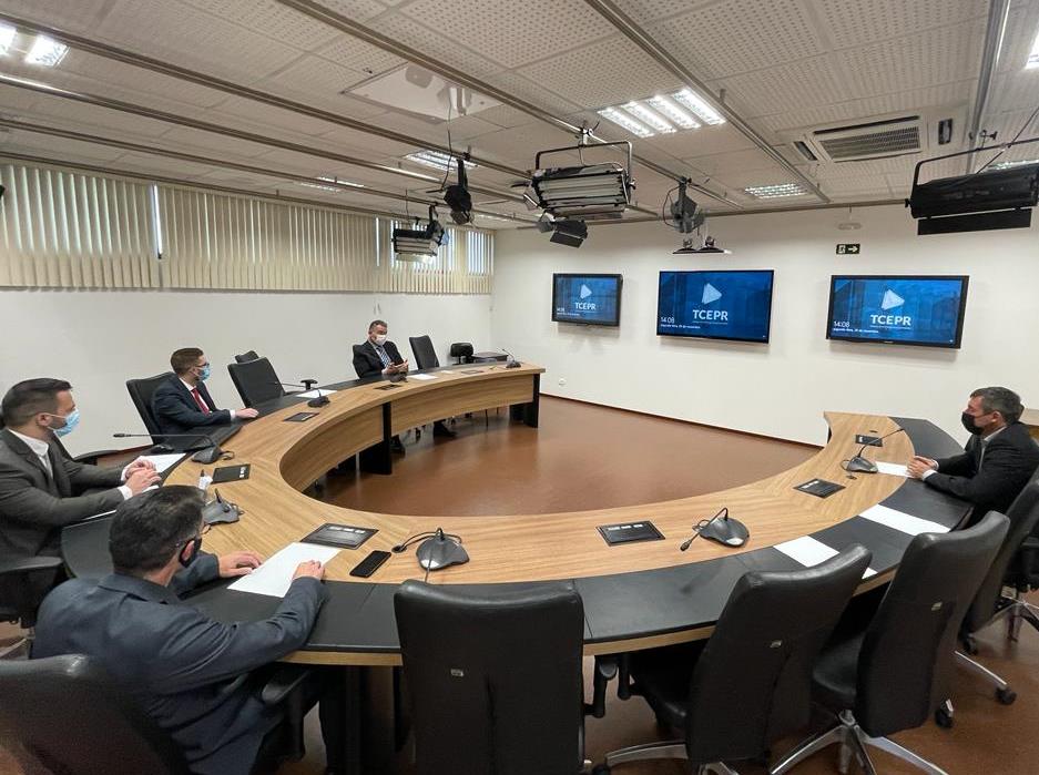 Em reunião, servidores do TCE-PR e o secretário do Tribunal de Contas da União (TCU) no Paraná, Luiz Gustavo Gomes Andrioli. articulam ações para a retomada de obras federais paralisadas no Paraná. Foto: Divulgação/TCE-PR