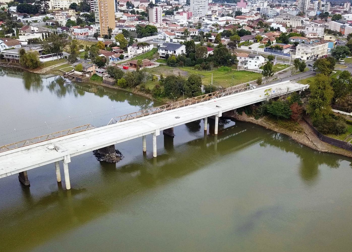 Ponte em construção sobre o Rio Iguaçu, ligando áreas  de União da Vitória, município da Região Sul do Paraná. Foto: Agência Estadual de Notícias/Divulgação