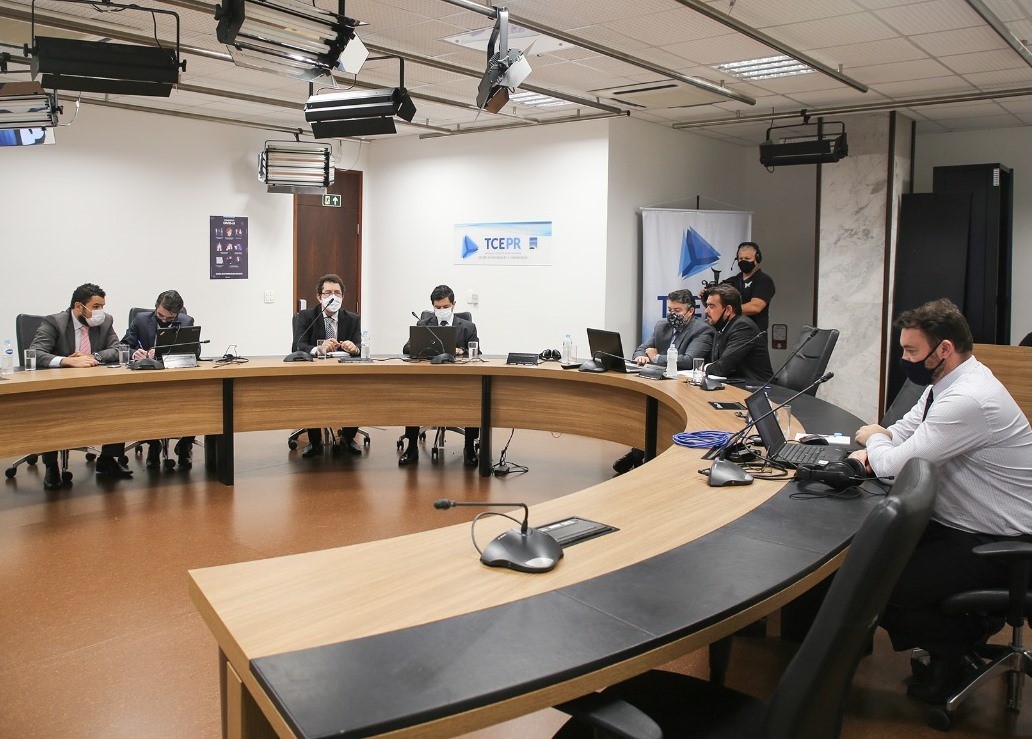 Reunião das equipes do TCE-PR e do Ministério da Ciência, Tecnologia e Inovações para debater o uso de imagens de satélite na fiscalização de obras no Paraná. Foto: Dilton Leandro Vaz/Divulgação TCE-PR