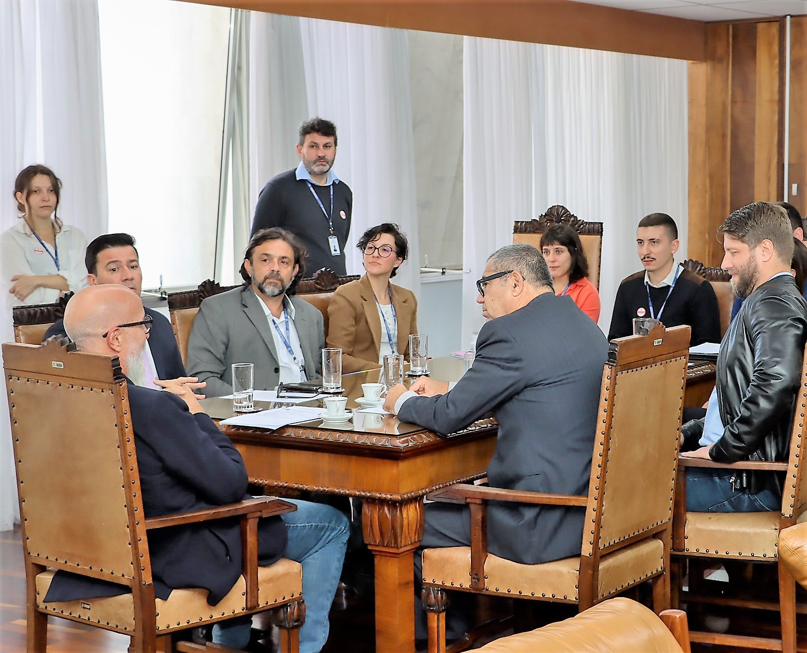 O presidente do TCE-PR, conselheiro Fernando Guimarães, recebe integrantes da Frente Parlamentar das Estatais e das Empresas Públicas da Assembleia Legislativa. Foto: Fabiano Contador/Divulgação TCE-PR