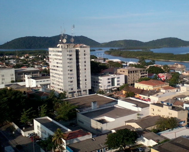 Vista área do centro de Paranaguá, principal cidade do Litoral do Paraná, com a Ilha da Cotinga ao fundo. Foto: Divulgação