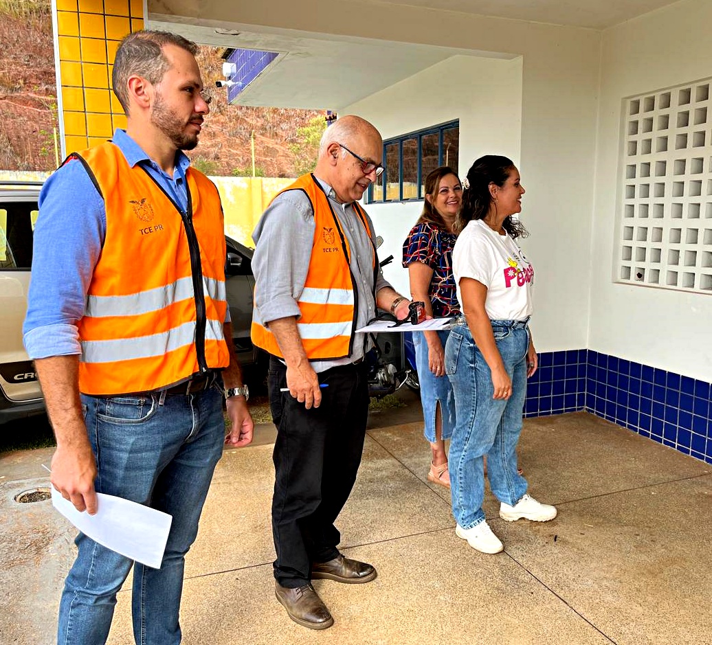 Servidores do TCE-PR durante auditoria relativa à manutenção de escolas, realizada no Município de Jacarezinho (Norte Pioneiro). Foto: TCE-PR