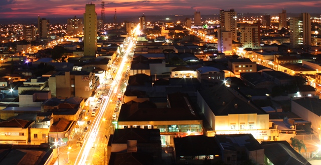 Vista noturna de Arapongas, município da Região Norte do Paraná. Foto: Divulgação