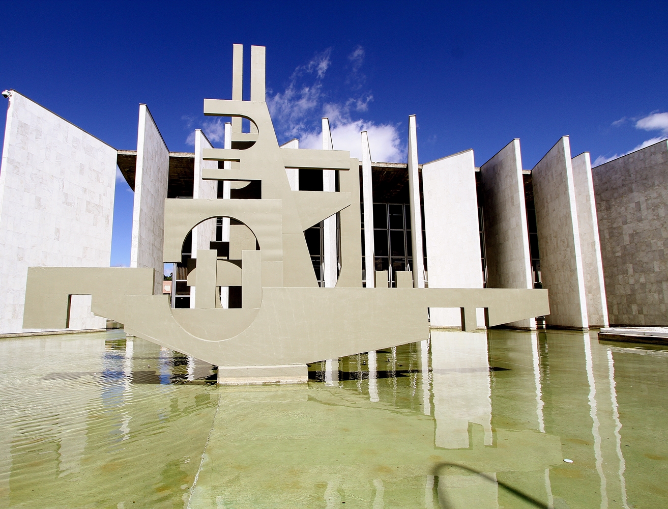 Edifício-Sede do TCE-PR, localizado no bairro Centro Cívico, em Curitiba. Foto: Wagner Araújo/Divulgação TCE-PR