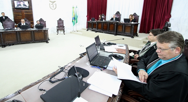 O auditor Cláudio Canha (primeiro à direita na foto) relata processo em sessão da Segunda Câmara do TCE-PR. Foto: Wagner Araújo/Divulgação TCE-PR