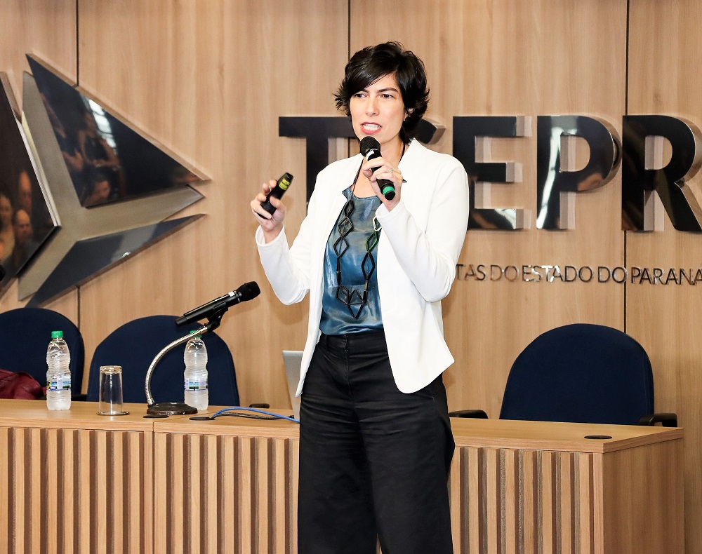A professora da FGV Gabriela Lotta, em palestra na abertura da 1ª Semana de Integração da Fiscalização do Tribunal. Foto: Fabiano Contador/Divulgação TCE-PR