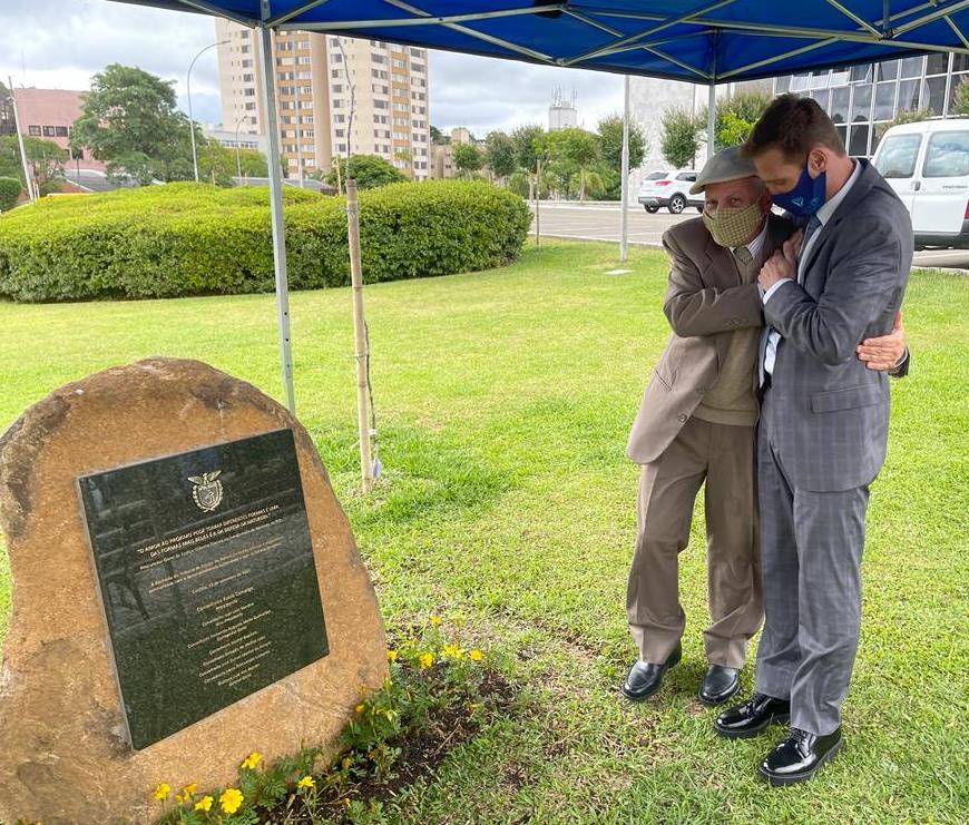 O procurador-geral de Justiça do Paraná, Gilberto Giacoia, com o presidente do Tribunal de Contas do Estado do Paraná, Fabio Camargo, na inauguração de placa comemorativa na Alameda do TCE-PR. Foto: Divulgação/TCE-PR