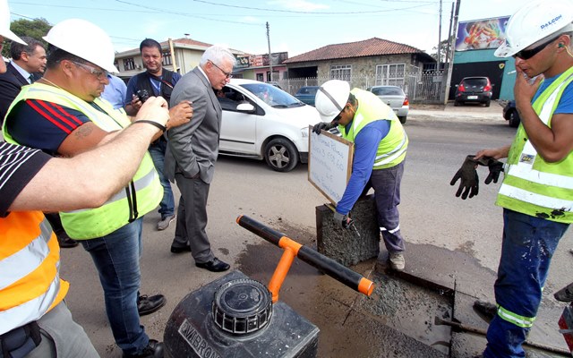 O presidente do TCE-PR, conselheiro Durval Amaral, acompanha a retirada de amostras de asfalto da Avenida Manoel Ribas, em Curitiba, para análise em laboratório. Foto: Wagner Araújo/Divulgação TCE-PR
