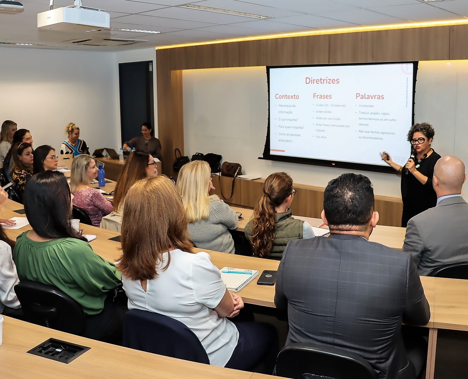 Participantes do curso sobre linguagem simples e inclusiva, ministrada para membros e servidores do TCE-PR. Foto: Fabiano Contador/TCE-PR - Divulgação