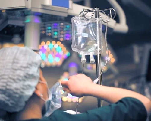 Técnica de enfermagem durante atendimento de paciente em hospital. Foto: Divulgação