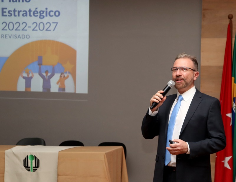 O auditor de controle externo do TCE-PR Fábio Rosenfeld ministra palestra no 1º Encontro sobre Controle Social e Transparência, promovido pela Universidade Estadual de Londrina (UEL). Foto: UEL/Divulgação