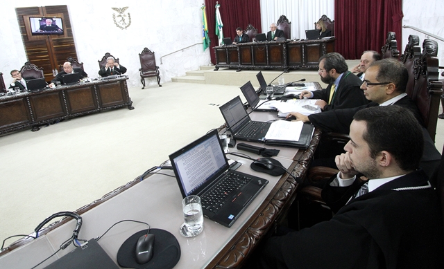 Sessão do Pleno do TCE-PR, presidida pelo conselheiro Durval Amaral. Foto: Wagner Araújo/Divulgação TCE-PR