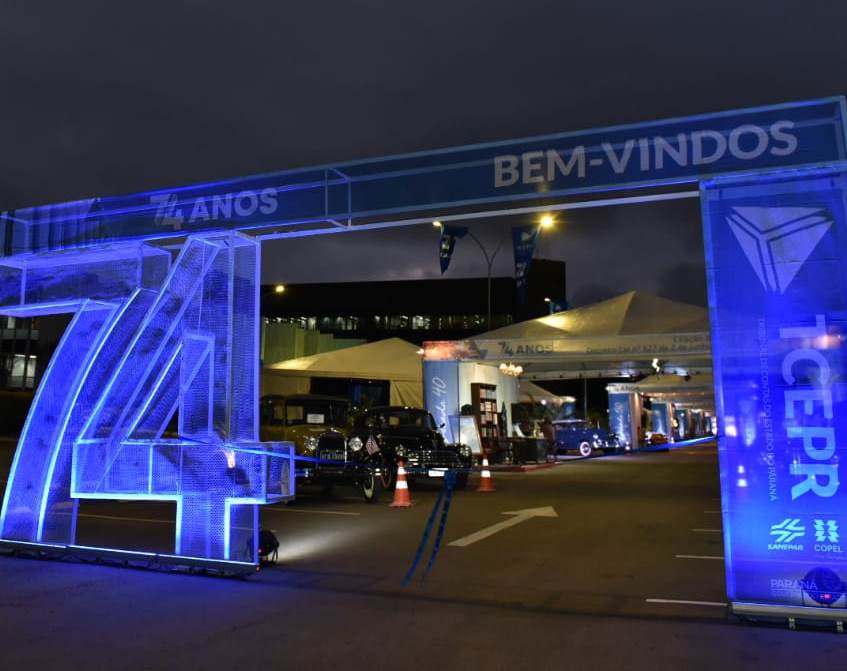 Portal da exposição comemorativa aos 74 anos do TCE-PR, instalada no estacionamento do Tribunal, em Curitiba.  Foto: Marco Charneski/Divulgação TCE-PR