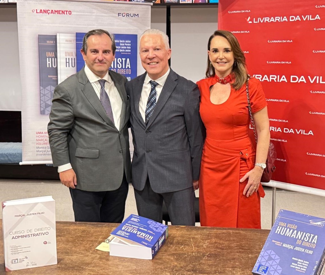 O vice-presidente do Tribunal de Contas do Estado do Paraná (TCE-PR), conselheiro Ivan Bonilha, com o jurista Marçal Justen Filho durante evento de lançamento do livro "Uma Visão Humanista do Direito - Volume 1", na Livraria da Vila, em Curitiba, nesta terça-feira (1° de abril)