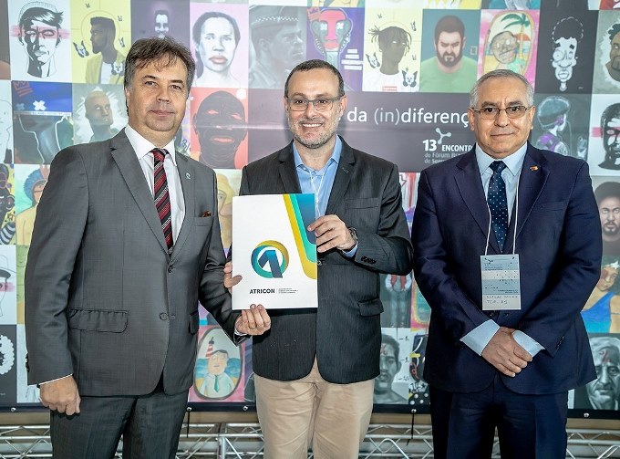 Da esquerda para a direita: o presidente da Atricon, conselheiro Fábio Nogueira; o presidente do Fórum Brasileiro de Segurança Pública, Renato Sérgio de Lima; e o conselheiro do TCE-RS Estilac Martins Rodrigues Xavier. Foto: Assessoria de Comunicação da Atricon/Devolução