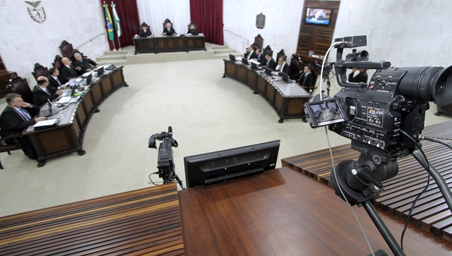 Sessão do Pleno do TCE-PR, sob a presidência do conselheiro Durval Amaral. Foto: Wagner Araújo/Divulgação TCE-PR