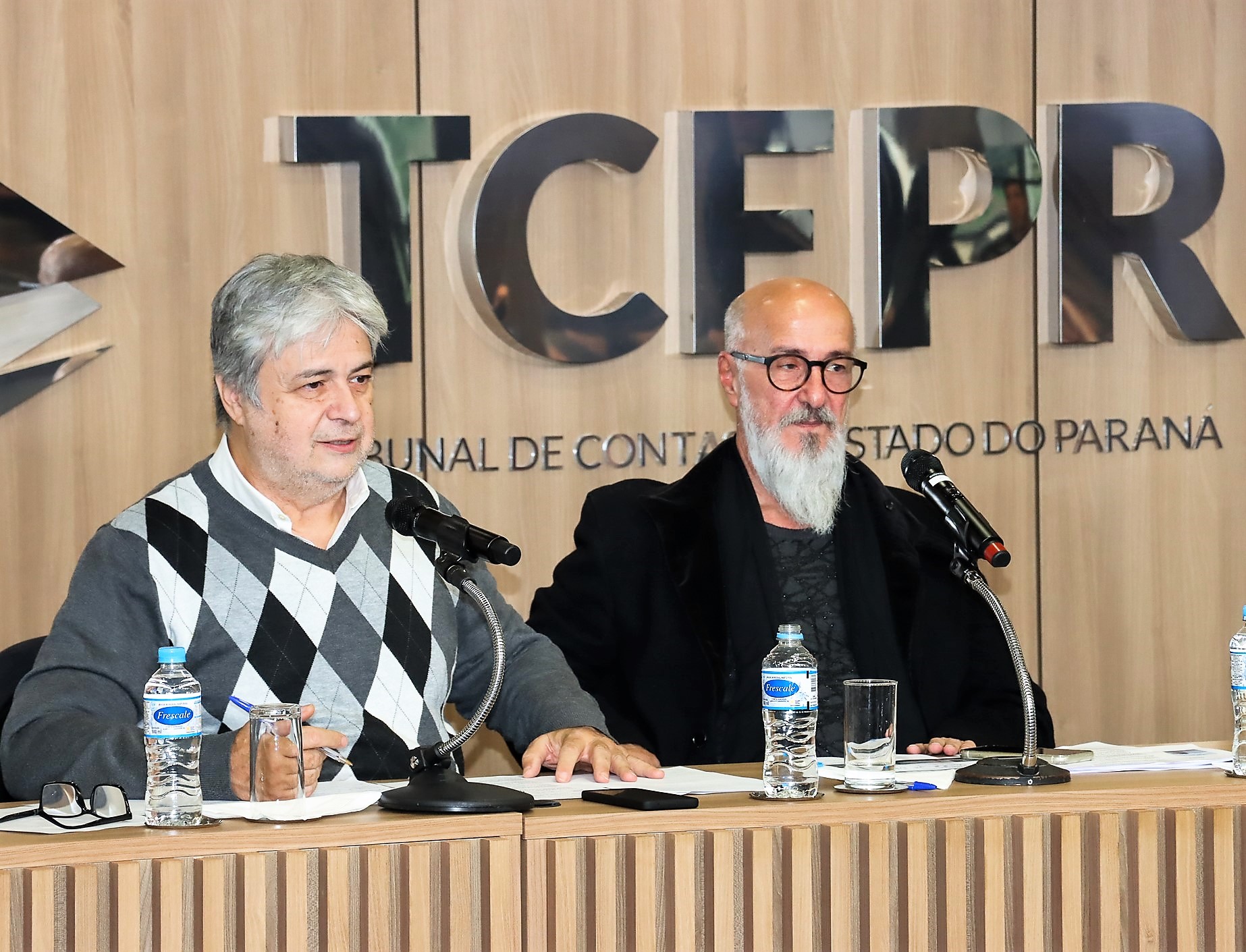 Os conselheiros Maurício Requião e Fernando Guimarães participam de painel de referência sobre a obra de construção da Ponte de Guaratuba, realizado pelo TCE-PR Foto: Fabiano Contador/Divulgação TCE-PR