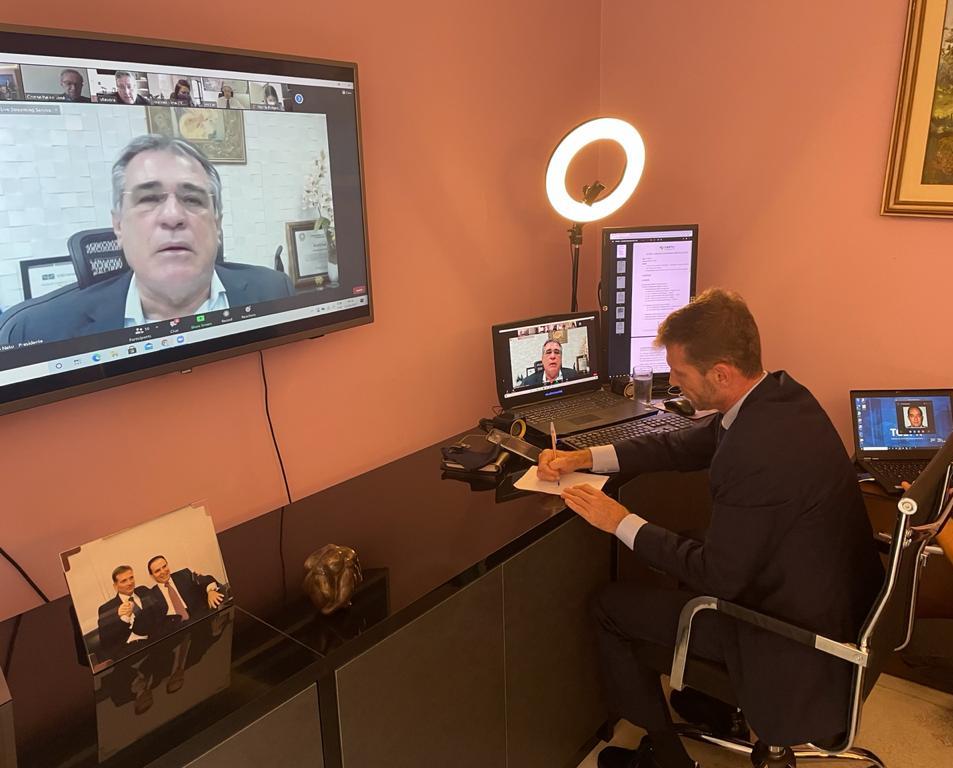 O conselheiro Fabio Camargo, presidente do TCE-PR, participa de reunião do Conselho Nacional de Presidentes dos Tribunais de Contas. No vídeo, o presidente do CNPTC, conselheiro Joaquim Alves de Castro Neto, do Tribunal de Contas dos Municípios de Goiás (TCM-GO).  Imagem: Reprodução