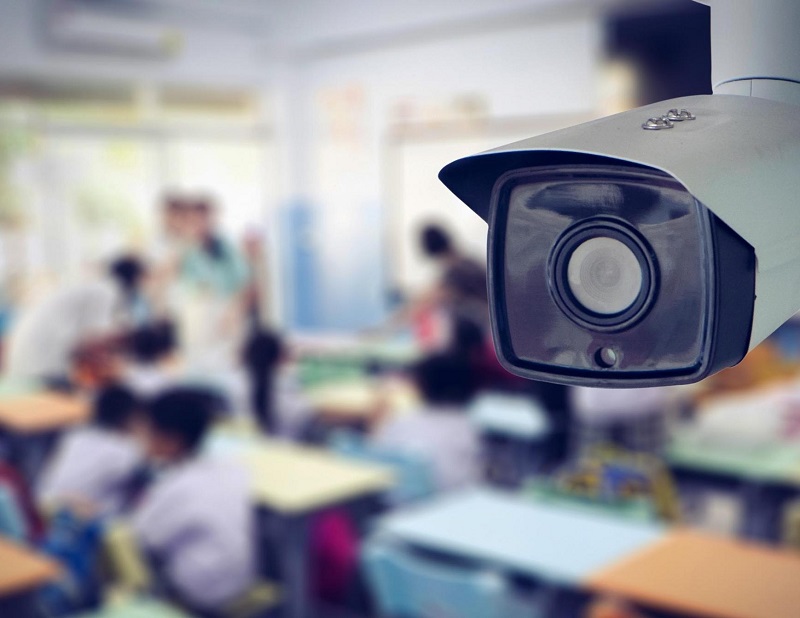 Câmera integrante de sistema de vigilância em escola pública. Foto: Divulgação