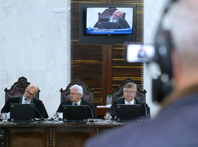 O conselheiro Fernando Guimarães relata processo em sessão do Pleno do TCE-PR, transmitida ao vivo pela internet. Foto: Wagner Araújo/Divulgação TCE-PR