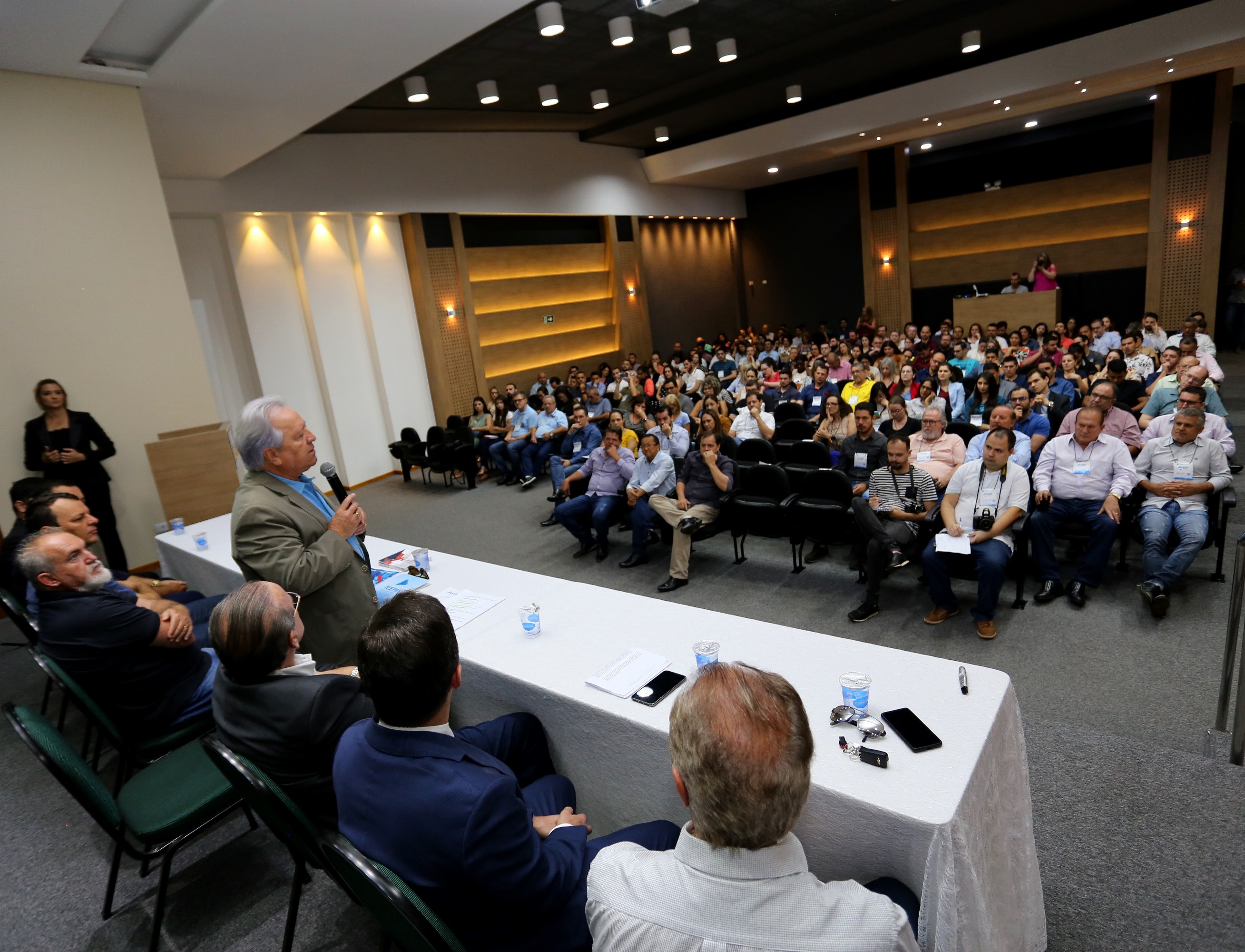 O presidente do TCE-PR, conselheiro Nestor Baptista, faz a abertura do curso sobre licitações e contratos realizado pela Escola de Gestão Pública em Cianorte. Foto: Wagner Araújo/Divulgação TCE-PR