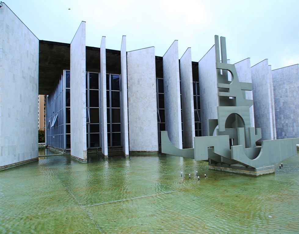 Edifício-Sede do TCE-PR, localizado no bairro Centro Cívico, em Curitiba. Foto: Wagner Araújo/Divulgação TCE-PR