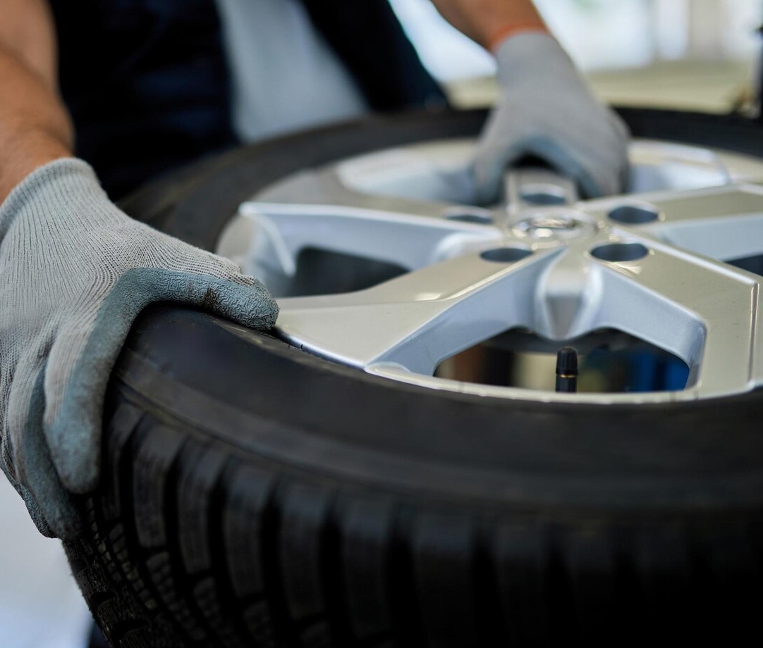 A aquisição de pneus para a frota de veículos é um dos itens da despesa pública. Foto: Freepik