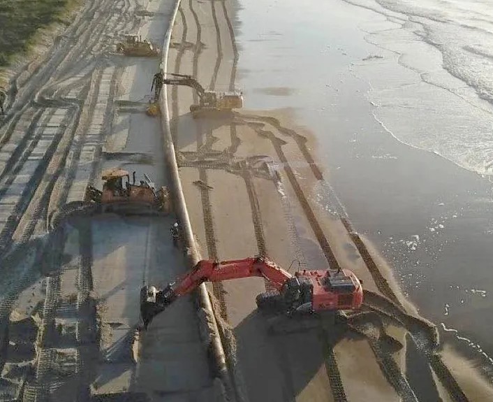 Obra de engorda da faixa de areia da Praia de Matinhos, no Litoral do Paraná, realizada pelo Governo do Estado. Foto: Agência Estadual de Notícias/Divulgação