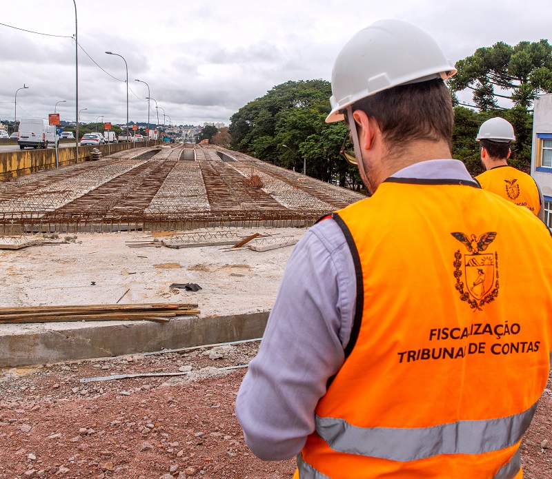 Auditor de controle externo do Tribunal de Contas do Estado do Paraná (TCE-PR) executa fiscalização presencial em obra realizada pelo Município de Curitiba. Foto: Mauro Beghetto Penteado/TCE-PR