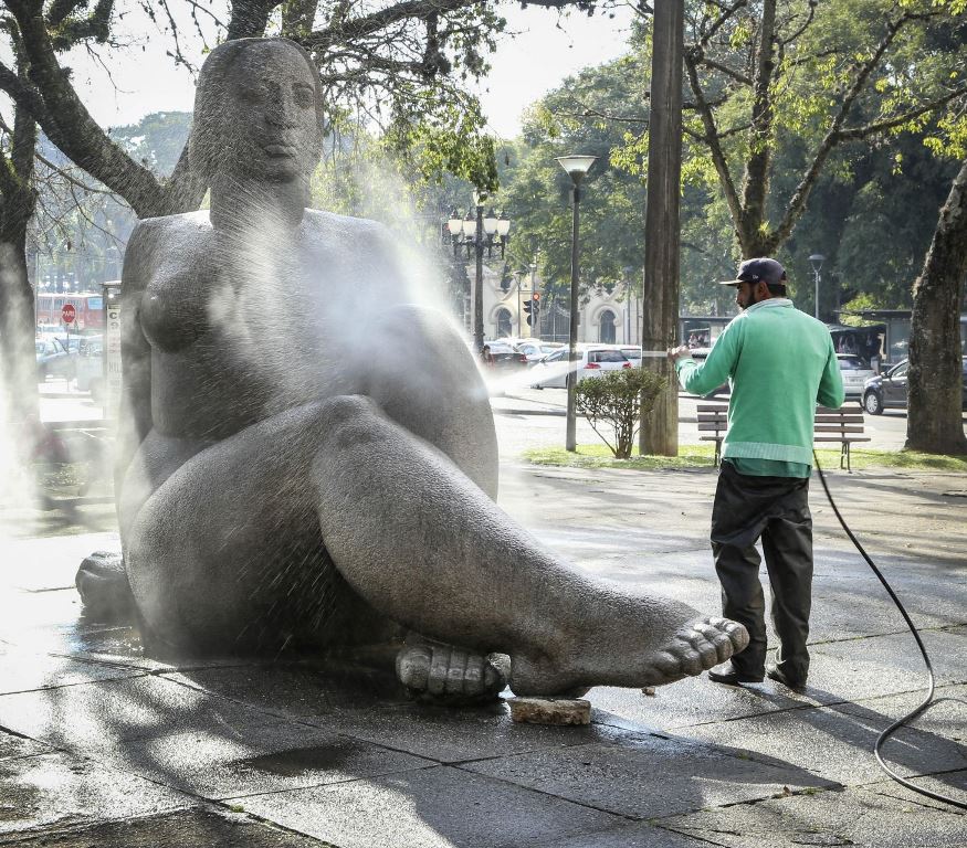 Limpeza de monumento alvo de pichação na Praça 19 de Dezembro, Centro de Curitiba. Foto: Luiz Costa /Secretaria Municipal de Comunicação Social
