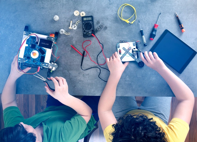 O uso de ferramentas e equipamentos robóticos é um recurso pedagógico que contribui na melhoria do aprendizado. Foto: Divulgação