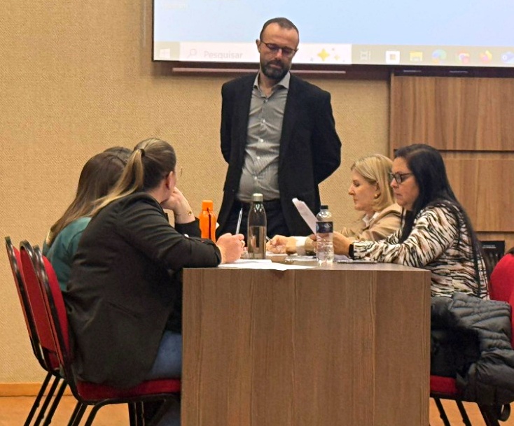Wilmar Martins Junior, diretor da Escola de Gestão Pública do TCE-PR ministra oficina da capacitação "Jornada das Contratações Públicas: da Teoria à Prática, do Planejamento à Execução", realizada em Francisco Beltrão. Foto: Marcelo Lancia/TCE-PR