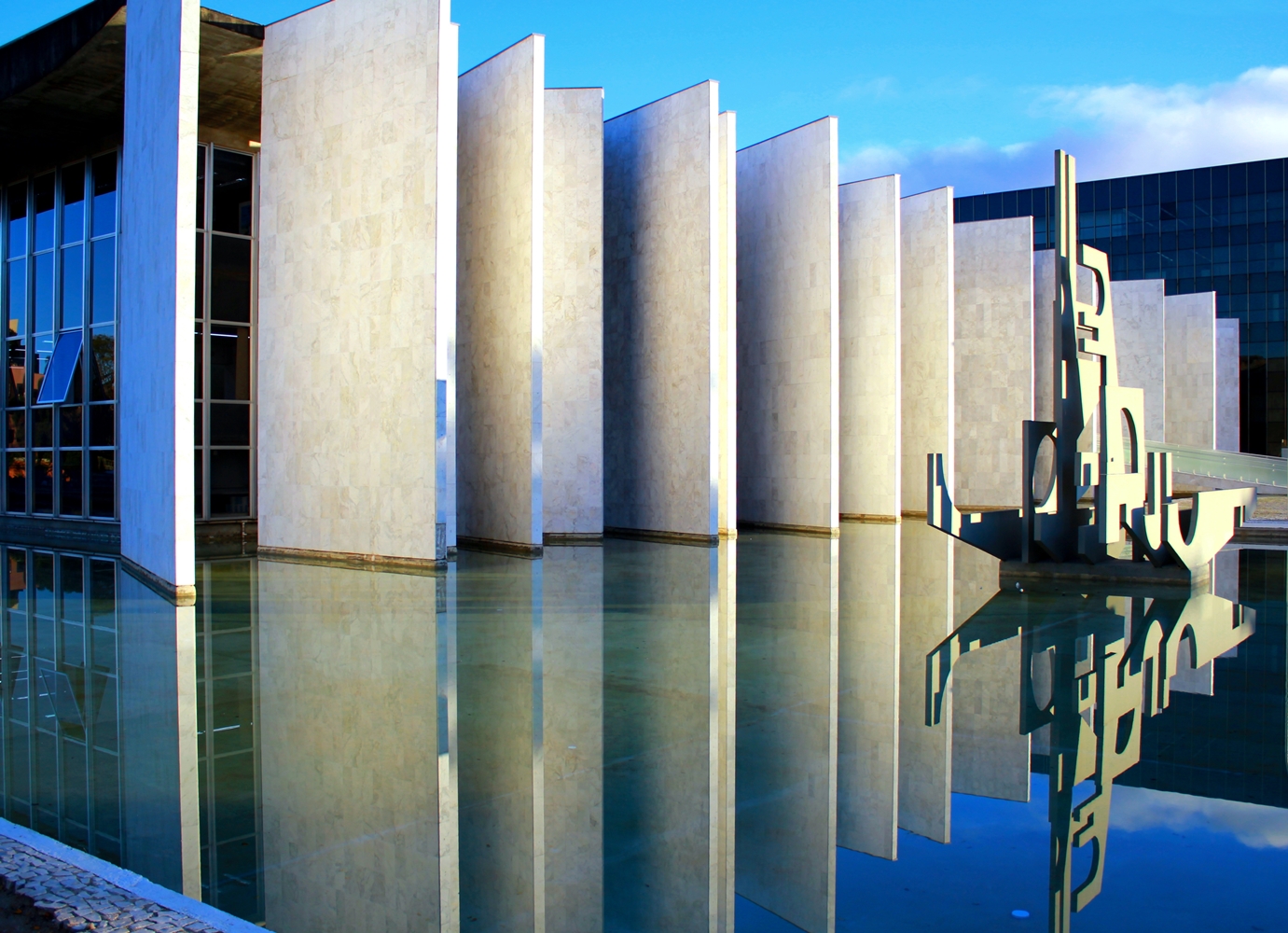 Vista da sede do TCE-PR, no bairro Centro Cívico, em Curitiba. Foto: Wagner Araújo/Divulgação TCE-PR
