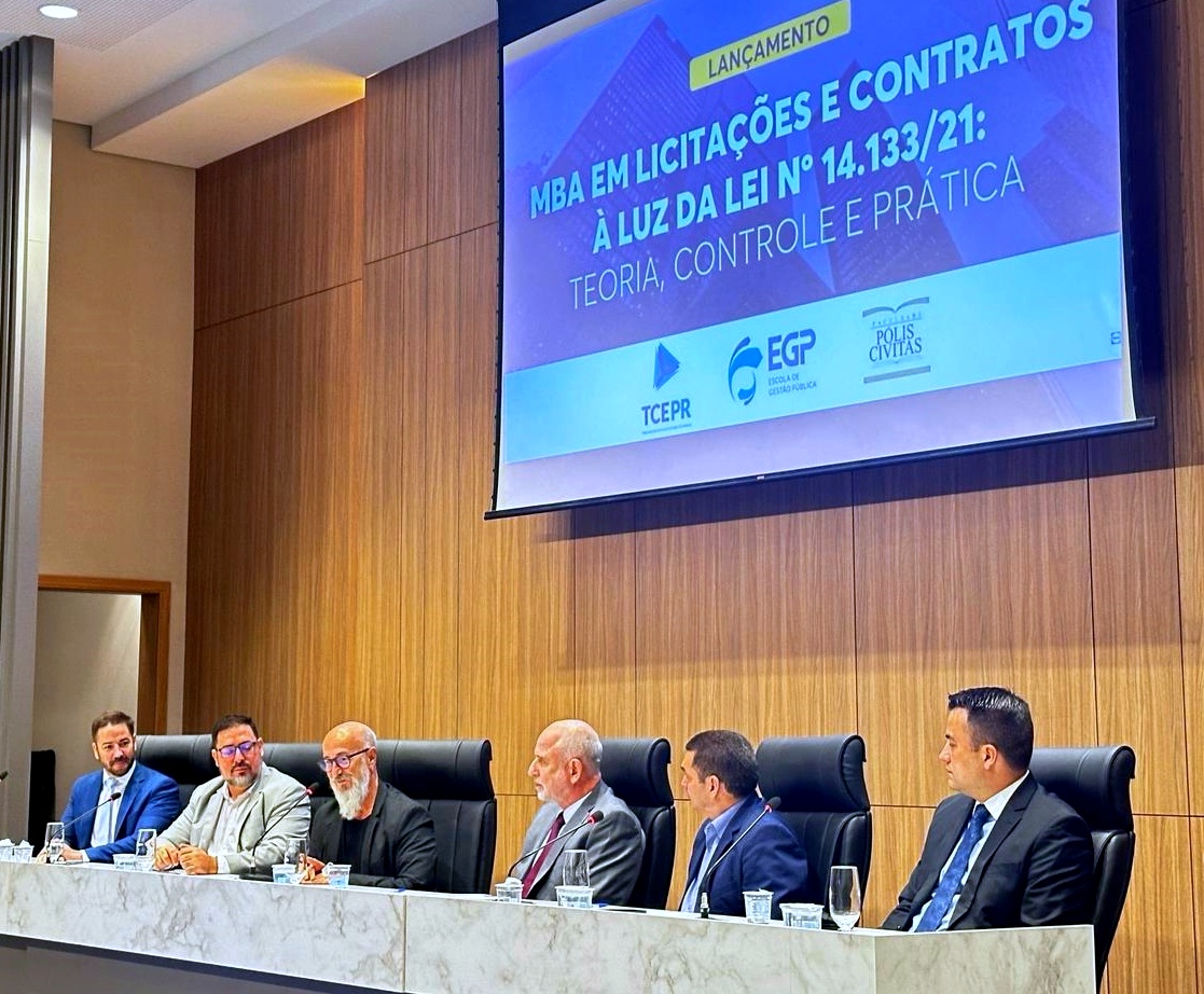 Mesa da solenidade de abertura do MBA da Nova Lei de Licitações, cuja aula inaugural foi dada pelo ministro do Tribunal de Contas da União Benjamin Zymler. Foto: TCE-PR