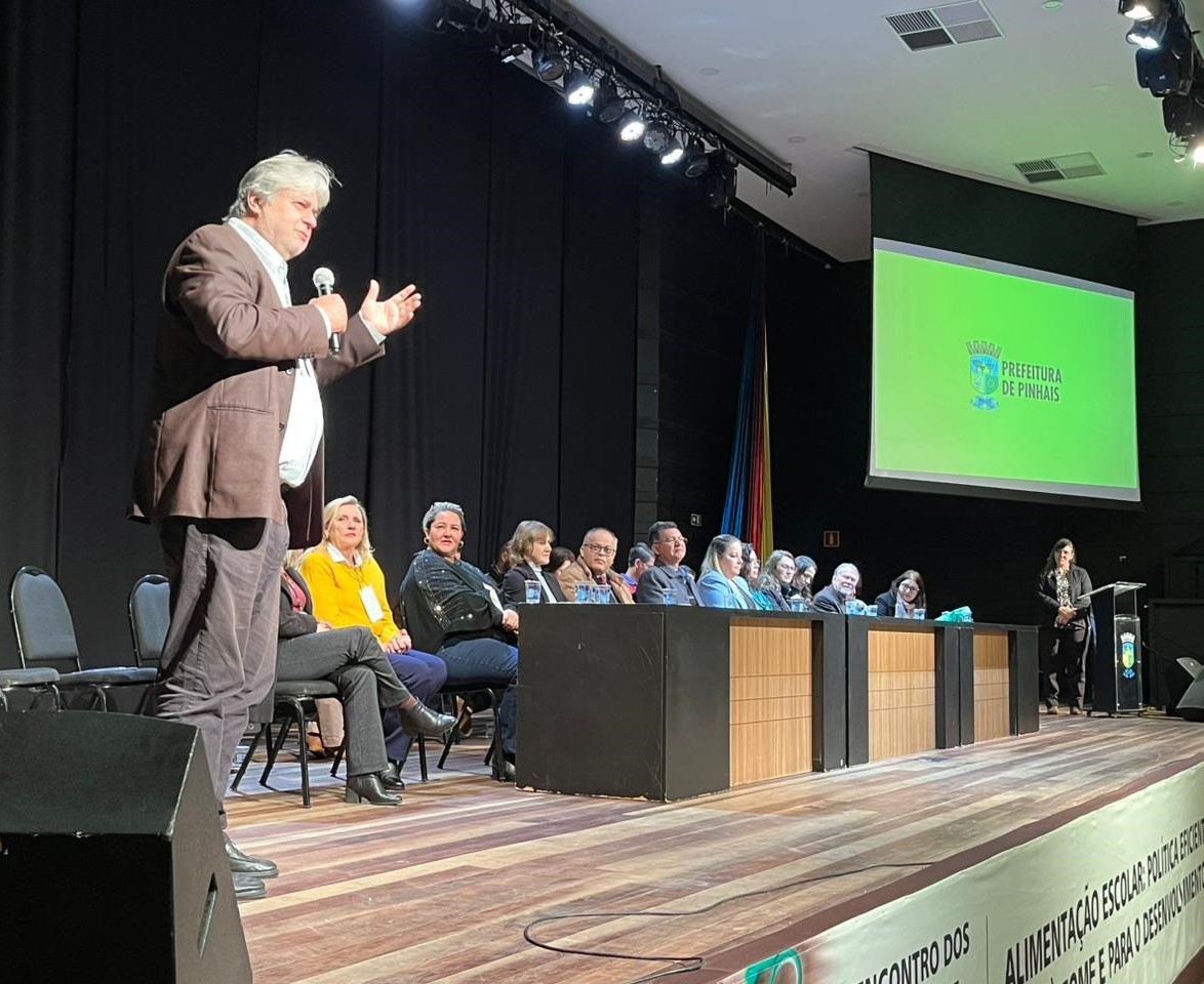 O conselheiro Maurício Requião representa o Tribunal de Contas do Estado do Paraná (TCE-PR) na abertura do 1º Encontro dos Conselhos de Alimentação Escolar da Região Sul, realizado em Pinhais entre 24 e 25 de julho